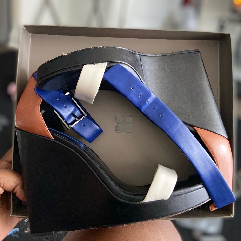 BCBGMAXAZRIA  color block wedge